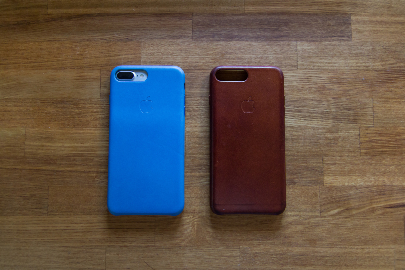 iPhone用 Apple純正レザーケース　左：購入したばかりのシーブルー　右：1年ほど使用したサドルブラウン