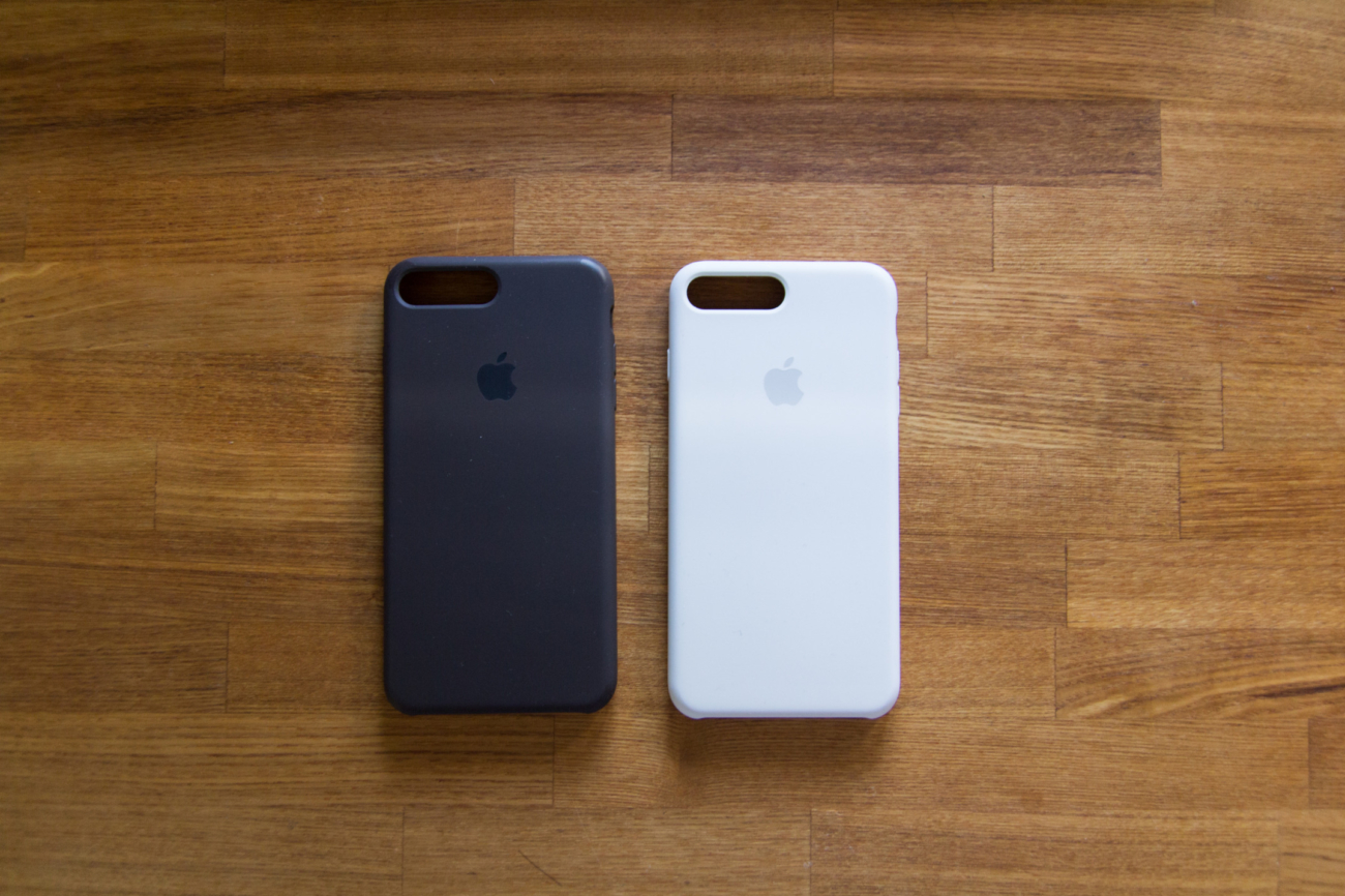 iPhone用 Apple純正シリコンケース　左：ココア　右：ホワイト