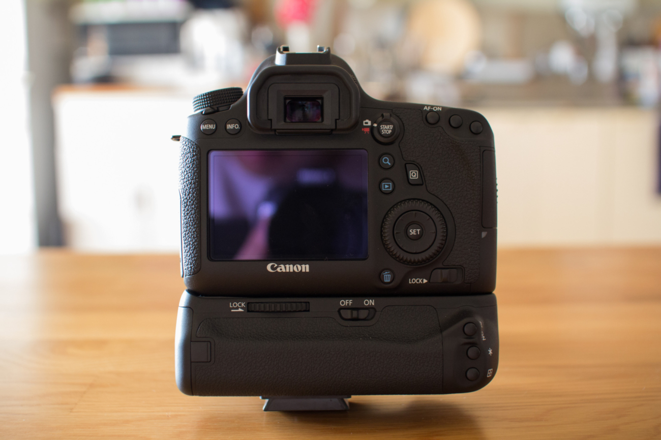 Canon EOS 60D ＋ SIGMA 30mm F1.4 EX DC HSMで撮影した、バッテリーグリップ(BG-E13)付きのCanon EOS 6D